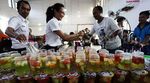 Petugas KAI Bagikan Takjil Gratis