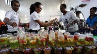 Calon penumpang mendapat fasilitas menu berbuka secara gratis sembari menunggu jadwal keberangkatan kereta api.