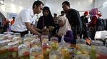Petugas KAI Bagikan Takjil Gratis