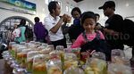 Petugas KAI Bagikan Takjil Gratis