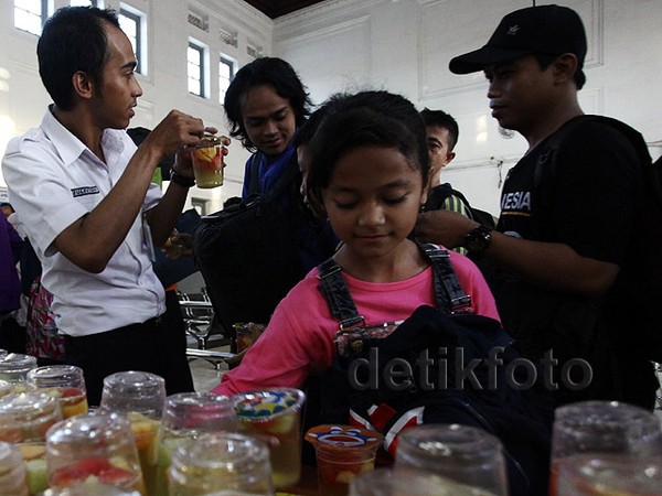 Petugas KAI Bagikan Takjil Gratis