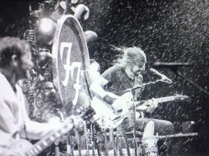 Badai Datang, Foo Fighters Turun Panggung