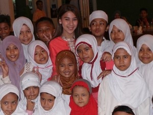 Intimnya Adinda Thomas Buka Bersama Bareng Anak Yatim Piatu