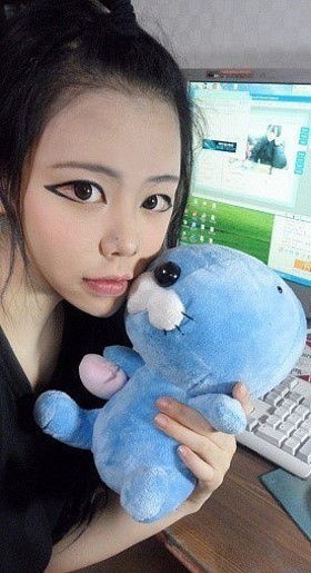 Tren Make-up Aneh di Korea : Eyeliner Tebal yang Mirip Burung Hantu
