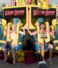 Hadir di acara San Diego Comic-Con 2015 akhir pekan lalu di San Diego, California, Lea Michele dan Emma Roberts sempat kunjungi Petco Park untuk mencoba wahana drop-ride. Jason Merritt/Getty Images/detikFoto.