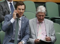 Aktor Benedict Cumberbatch mengajak sang ayah, Timothy di pertandingan final Wimbledon 2015. REUTERS/Stefan Wermuth/detikFoto.