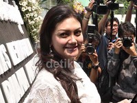 Bella Saphira menjalani proses masuk Islam di Masjid Istiqlal pada 2013. Setelah menjadi mualaf ia menikah dengan Agus Surya Bhakti. (Dok detikHOT)