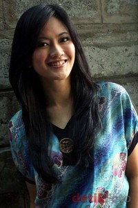 Sebenarnya saya baru masuk Islam pas SMA, memang masih banyak yang perlu dipelajari juga, aku Merry Putrian. (Dok detikHOT)