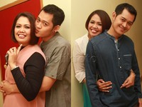 Ely Sugigi dan pacar gantengnya, Ferry tak malu-malu untuk berpelukan mesra di depan kamera. Pool/Gus Mun/detikFoto.
