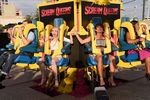 Serunya Lea Michele dan Emma Roberts Naik Wahana Drop-Ride