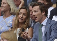 Bintang 'The Imitation Game' itu terlihat antusias menyaksikan jalannya pertandingan. REUTERS/Stefan Wermuth/detikFoto.