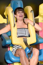 Serunya Lea Michele dan Emma Roberts Naik Wahana Drop-Ride