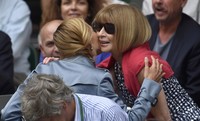 Editor majalah mode, Anna Wintour terlihat menyapa Jelena Djokovic, istri dari Novak Djokovic. REUTERS/Stefan Wermuth/detikFoto.