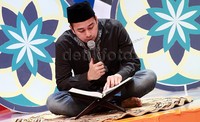 Potret Raffi Ahmad mengaji. Pool/Gus Mun/detikFoto.