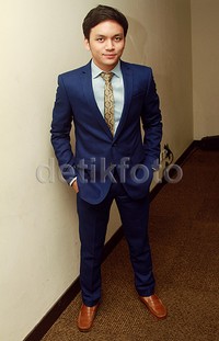 Ditambah tampil necis berjas biru, Calvin makin mencuri perhatian para remaja perempuan. Pool/Gus Mun/detikHOT.
