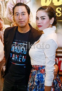 Niki juga berpose bersama salah satu bintang 'Comic 8: Casino Kings', Pandji Pragiwaksono.