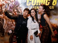 Pasangan Ariel dan Dea tak lupa selfie bareng Sophia.