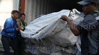 Petugas mengeluarkan barang-barang ilegal itu dari dalam kontainer.