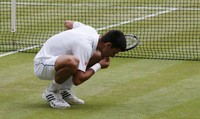Untuk yang baru melihatnya, hal tersebut tentu bikin dahi mengernyit. Tetapi yang sudah menyimak laju Djokovic dalam menjuarai dua ajang Wimbledon sebelumnya, di 2011 dan 2014, hal tersebut bukan lagi kejutan. REUTERS/Suzanne Plunkett.