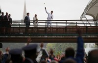 Novak Djokovic merayakan kemenangan bersama fansnya. REUTERS/Suzanne Plunkett.