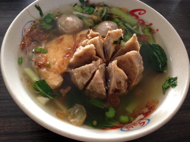 Enaknya Mie Ayam Ceker dan Bakso  Jumbo  Berkuah Hangat Foto 2