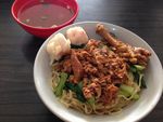Enaknya Mie Ayam Ceker dan Bakso Jumbo Berkuah Hangat