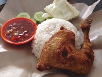 Pecel ayam disajikan dalam wadah rotan yang dilapisi kertas cokelat. Ayam goreng terasa gurih dengan bumbu meresap. Ayamnya pun garing di luar dan empuk lembut di dalam. Sambal merahnya juga tak kalah enak.