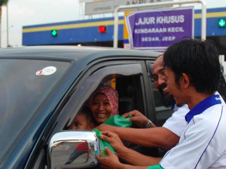 Bagi bagi Takjil di Pintu  Jalan Tol 