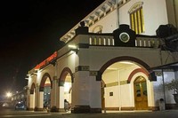 Stasiun Tawang yang berada di kawasan Kota Lama Semarang. Bentuk stasiunnya yang tidak berubah kian menambah keindahan. Stasiun tersebut dibangun sejak 16 Juni 1864 dan beroperasi hingga sekarang (Randy/detikTravel)