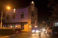 Salah satu bangunan tua yang dialifungsikan menjadi kafe. Semoga saja makin banyak gedung tua yang dikonservasi dengan cara seperti ini (Randy/detikTravel)
