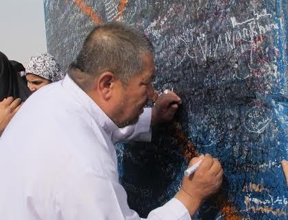 Memalukan! Pengunjung Cuek Corat-coret Jabal Rahmah