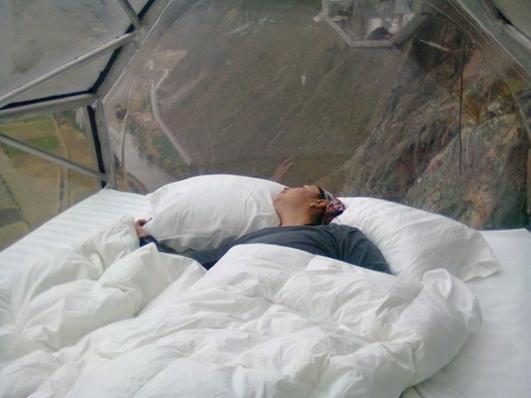 Tidur Dalam Kapsul di Pinggir Tebing, Berani?
