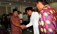 Wapres Jusuf Kalla nampak bersalaman dengan mantan Ketua MK Hamdan Zoelva dalam acara buka bersama tersebut.     