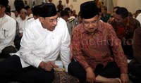 Wapres Jusuf Kalla berbincang dengan cendikiawan muslim Quraish Shihab (kiri).     