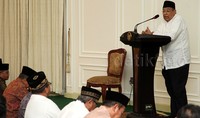Cendikiawan muslim Quraish Shihab juga tampak memberikan sambutannya dalam acara buka bersama tersebut.