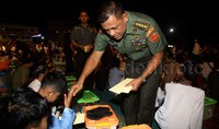 Setelah berbuka puasa Panglima TNI Gatot juga membagikan santunan kepada para anak yatim.