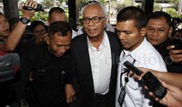 Kaligis mengenakan kemeja warna putih dengan jas warna hitam. Ada beberapa penyidik yang mendampingi Kaligis di dalam mobil tersebut.