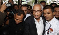 Kaligis tidak memberi komentar apa-apa dan langsung memasuki ruangan pemeriksaan.     