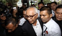 Kaligis ditangkap terkait dugaan kasus suap tiga hakim PTUN di Medan. Pimpinan KPK yang dikontak terkait penjemputan paksa Kaligis belum memberikan respons.