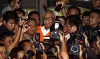 OC Kaligis terlihat keluar sekitar pukul 21.13 WIB, Selasa (14/7/2015). Kaligis ditemani oleh beberapa orang pendukungnya.     