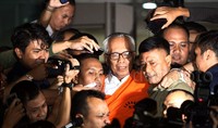 OC yang saat itu sudah mengenakan rompi oranye khas tahanan KPK rencananya akan memberikan pernyataan resmi terkait penetapannya sebagai tersangka.
