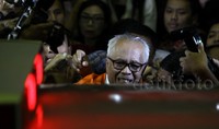 Sehingga dengan cepat OC Kaligis dfiklarikan langsung ke mobil tahanan untuk dibawa ke rumah tahananan KPK.