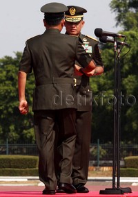 Atas nama pribadi dan keluarga saya ucakan terima kasih kepada negara, pemerintah dan rakyat Indonesia atas kepercayaan yang diberikan kepada saya untuk melanjutkan kepemimpinan panglima TNI, ungkap Gatot di lokasi yang sama.
