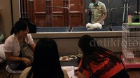 Sebelumnya mereka harus mengisi dan manandatangani sejumlah dokumen.