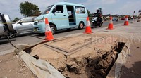 Terlebih lagi proyek pelebaran Jalan Raya Kalimalang menyisakan utilitas jalan yang semrawut karena sebagian tiang listrik dan telekomunikasi masih melintang di tengah jalan.