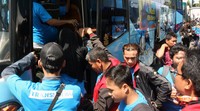 Pemudik yang merupakan karyawan Transmedia itu dapat membawa serta keluarganya. Mereka mendapat fasilitas kaos biru 'Mudik Bersama' dan uang Rp 100 ribu dalam amplop. Ada bus yang bertoilet, khususnya untuk tujuan Jawa Timur. Lamhot Aritonang/detikFoto.