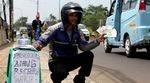 Jalan Kalimalang Dipenuhi Jasa Penukaran Uang