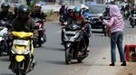 Jalan Kalimalang Dipenuhi Jasa Penukaran Uang