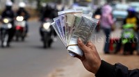 Mereka menjajakan uang receh mulai pencahan nominal Rp 2.000, Rp 5.000, Rp 10.000, hingga Rp 20.000.