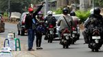Jalan Kalimalang Dipenuhi Jasa Penukaran Uang